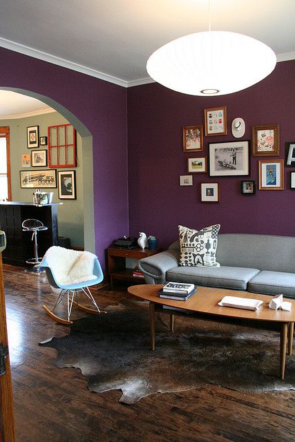 living room, love that table. #home #retro #livingroom #table Modern Living Room Colors, Living Room Color Combination, Purple Living Room, Room Color Combination, School Street, Casa Vintage, Interior Room, Mid Century Modern Living Room, Purple Walls