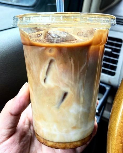 Coffee Clothes, Macchiato Recipe, Almond Milk Latte, Pretty Coffee, Coffee Shop Aesthetic, Coffee Obsession, Instagram Coffee, Coffee Pictures, Iced Latte