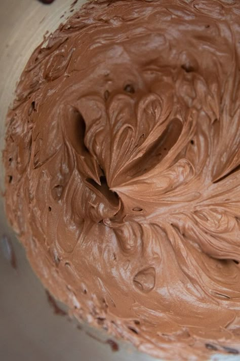 whipped chocolate ganache frosting in bowl Chocolate Icing Recipe, Ganache Recipe Frosting, Vanilla Cake Frosting, Ganache Recipes, Tiramisu Chocolate, Whipped Chocolate Frosting, Sweet Board, Whipped Chocolate Ganache, Ganache Icing