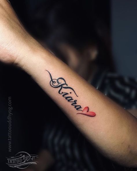 Name Tattoo Ideas For Man, Tattoos For Women With Names, Names Tatooes, Name Design For Tattoo, Places To Get Name Tattoos, Tatoos Woman Hand Name, Love Name Tattoo, Tatto Names Idea, Tattoos For Your Girlfriend