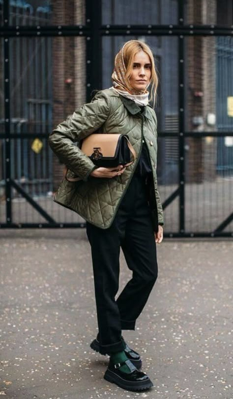 Quilted Jacket Street Style, Quilted Jacket Outfit, 가을 패션, Fashion Socks, Looks Style, Winter Fashion Outfits, Winter Looks, Green Jacket, Minimal Fashion