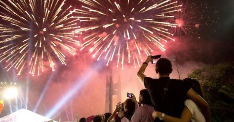 An huge firework display was launched from the Taipei building Kota New York, New Years Eve Traditions, Celebration Images, Happy New Year 2016, Celebration Around The World, New Years Activities, New Year Fireworks, Happy New Year Cards, New Year's Eve Celebrations