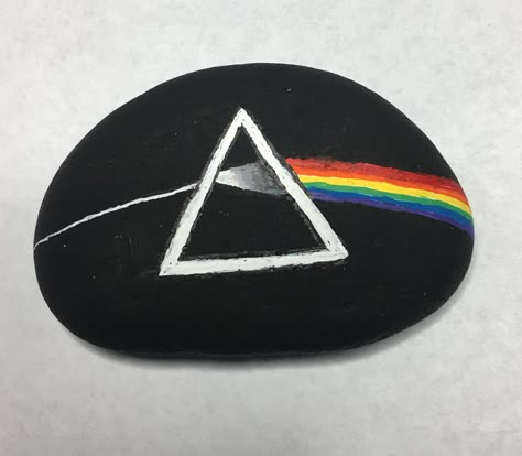 Pink Floyd Dark Side of the Moon painted rock -by Kerry Punk Rock Painting, Rock Band Painted Rocks, Rock N Roll Painting Ideas, Black Rock Painting, Music Rock Painting, Rock Painting Ideas Aesthetic Indie, Trippy Rock Painting, Pink Rock Painting Ideas, Black Painted Rocks