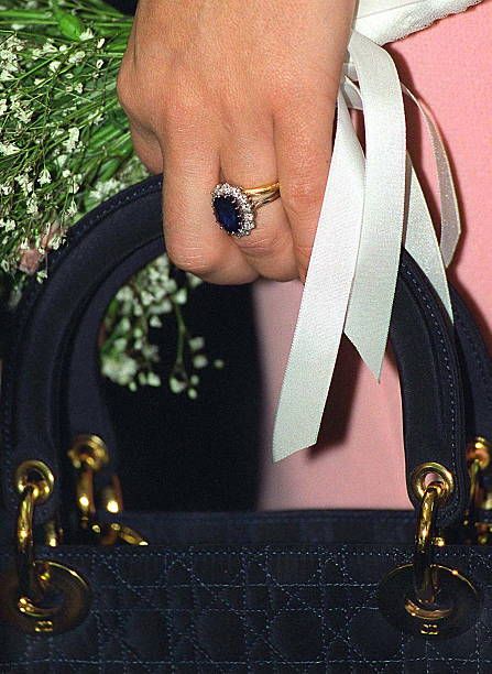 Princess Diana's engagement ring on her hand. Kate Middleton Ring, Princess Diana Jewelry, Princess Diana Engagement Ring, Diana Engagement Ring, Princess Diana Hair, Princess Diana Ring, Princess Diana Wedding, Radiant Cut Diamond Ring, Diana Ring