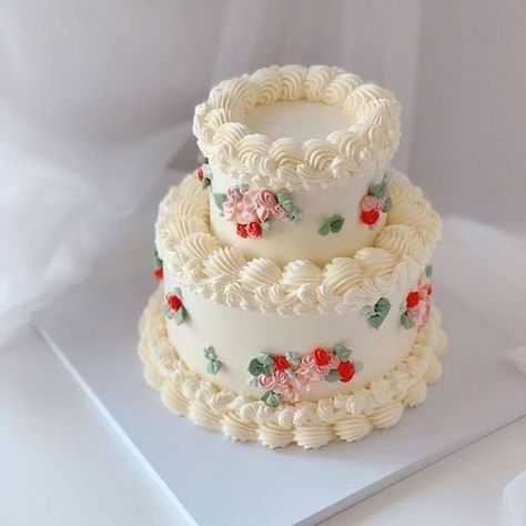 Vintage Pasta, Vintage Cakes, Cupcakes Decorados, Tiered Cake, Cake Inspo, Pretty Dessert, 24th Birthday, Cute Baking, Simple Birthday Cake