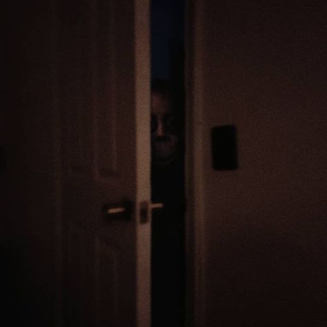 Scopophobia Images, Scary Figures In The Dark, Doppelganger Scary, Unnerving Images Creepy, Scary Pics Creepy Photos, Creepy Unsettling Pictures, Dark Figure Shadows In Room, Killercore Aesthetic, Uneasy Photos