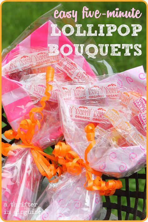 DIY Tutorial for Lollipop Bouquets. Great gift for dance recitals, plays, musical concerts, graduations, and more! Dance Recital Bouquets, Christmas Baskets Diy, Dance Recital Gift Ideas, Dance Recital Gifts Diy, Competition Gifts, Lollipops Diy, Recital Gifts, Dance Recital Gift, Lollipop Bouquet