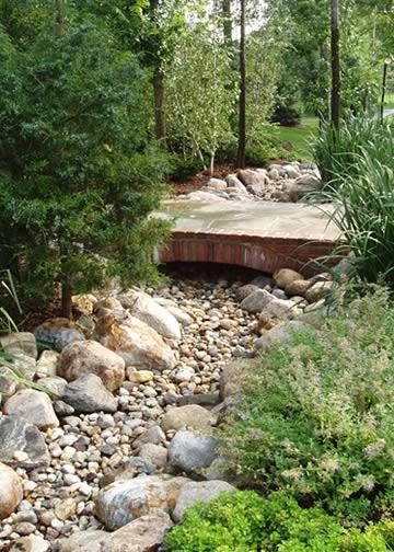 Small Front Patio Ideas, Small Front Patio, Creek Bed Landscaping, Front Patio Ideas, Patio Garden Bed, Mulch Landscaping, Dry Creek Bed, Dry River, Creek Bed