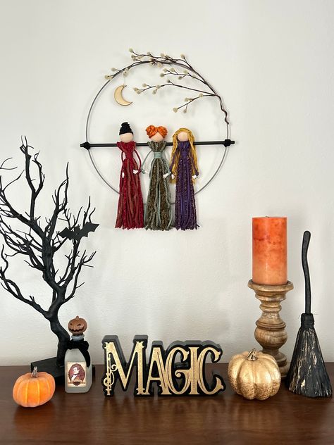 Hocus Pocus Wall Decor, Sanderson Sisters Crafts, Hocus Pocus Decor, Hocus Pocus Halloween Decor, Hermanas Sanderson, Halloween Witch Decor, Wreath Macrame, Halloween Wall Hanging, Beetlejuice Halloween