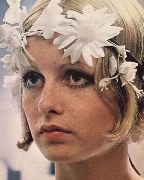 📼 𝕥𝕒𝕝 📼 on Instagram: “🌸 Twiggy in “The Boyfriend”, 1971 🌸 • (Pinterest; all rights to the photographer) • ★ follow @iconsand8tracks for more ★ •  #twiggy…” Jean Shrimpton, Chica Cool, Flowers In Her Hair, Valley Of The Dolls, Sofia Coppola, Divine Feminine, Old Hollywood, A Flower, Maquillaje De Ojos