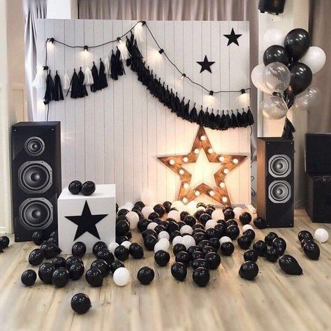 Birthday Diy Decorations, Festa Rock Roll, Black And White Party Decorations, Rock And Roll Birthday Party, Pop Star Party, Deco Cinema, Rock And Roll Birthday, Music Birthday Party, Music Theme Birthday