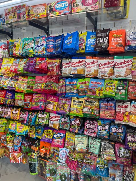 Snacks From Store, A Lot Of Candy, Candy Aesthetic, Gummy Sweets, Candy Pictures, Types Of Salad, Snack Organizer, Scrumptious Food, Candy Drinks