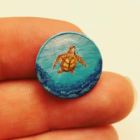 Penny Painting, Micro Painting, Penny Art, Sea Turtle Painting, Tiny Paintings, Sea Turtle Art, Miniature Ideas, Turtle Painting, A Penny