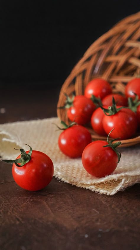 Korean Food Drawing, Tomato Photography, Tomato Aesthetic, Veggies Photography, Deco Fruit, Paint Reference, Dark Food, Baked Yams, Fruit Photography