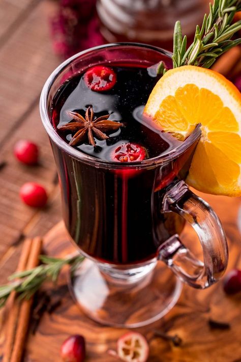 Simple Mulled Wine Recipe, Best Mulled Wine Recipe, Dessert Ig Bas, Mulled Cider Recipe, Holiday Sangria, Mulled Wine Recipe, Warm Wine, Spiced Wine, Desserts Keto