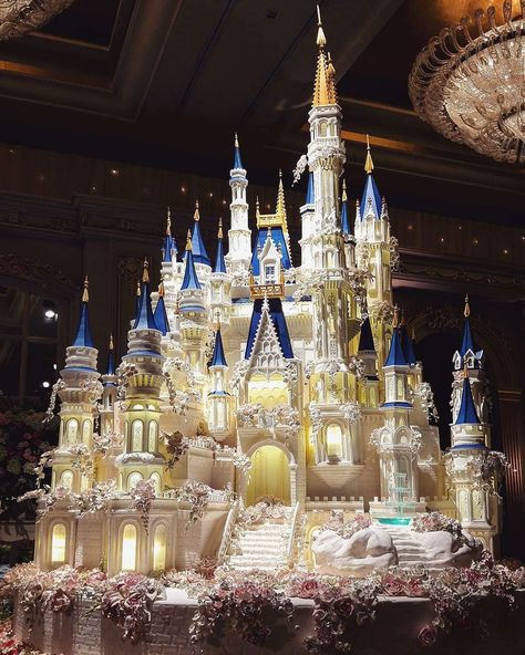 Cinderella Castle Cake, Disney Castle Cake, Castle Wedding Cake, Spectacular Cakes, Extravagant Wedding Cakes, Chandelier Cake, Kale Pasta, Cake Liner, Big Wedding Cakes