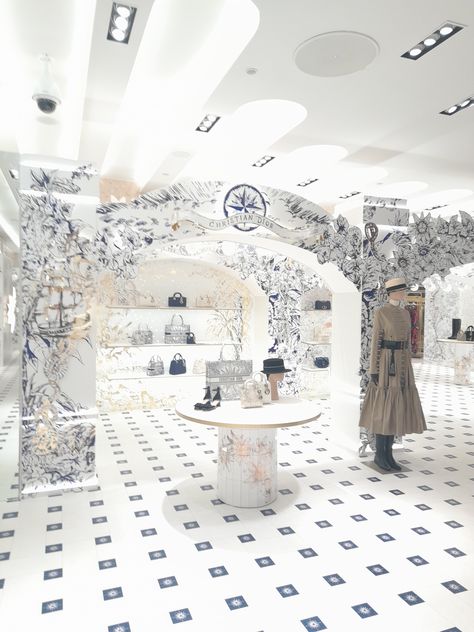 Dior Store Interior, Dior Cruise 2023, Luxury Window Display, Dreamy Interiors, Dior Store, Marble Medallion, Dior Cruise, Dream Wedding Reception, Cruise 2023