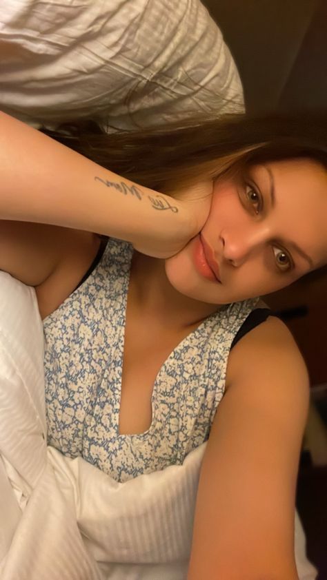 Mila Kunis Selfie Picture, Mila Kunis Selfie, Milla Kunis, Scarlett Johansson Red Hair, Mila Kunis Hair, Himanshi Khurana, Photos Edit, Dr Mike, Dont Touch My Phone Wallpaper