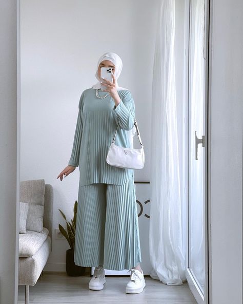 Dresses Casual Hijab, Casual Hijabi Outfits, Iraqi Clothes, One Set Outfit, Co Ords Outfits, Modest Casual Outfits, Pakistani Fashion Casual, Hijab Style Casual, Winter Fashion Outfits Casual