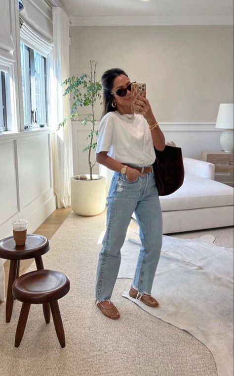 Chic Errands Outfit, Outfits With Mesh Flats, Simple Minimalist Outfits, Minimalist Brunch Outfit, Easy Mom Outfits Spring, Effortless Style Outfits, Mesh Ballet Flats Street Style, Mesh Flats Outfit 2024, Jean Tshirt Outfits