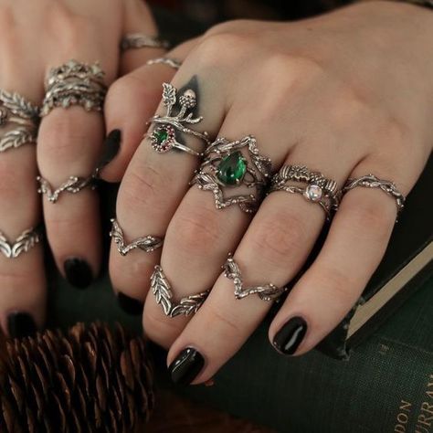 Witch Rings Aesthetic, Bohemian Rings Aesthetic, Green Rings Aesthetic, Ring Stacking Ideas Silver, How To Style Rings, Crystal Rings Aesthetic, How To Stack Rings, Ring Combos, Rings Combination