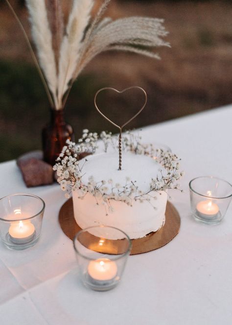 Modern Wedding Cake Single Tier, Simple Boho Wedding Cake 1 Tier, Wedding Cake Candles, Simple Diy Wedding Cake, White Minimal Cake, Casual Wedding Cake, Minimalist Wedding Cake One Tier, Simple Boho Wedding Cake, One Layer Wedding Cake