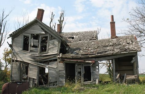 farm house. I love dilapidated old homes! Silent House, Iowa Farms, Old Abandoned Buildings, Abandoned Property, Old Abandoned Houses, Art Studio At Home, This Old House, Abandoned Mansions, Old Farm Houses