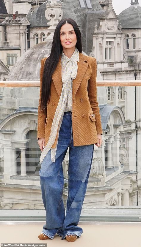 Demi Moore Style Outfits, Demi Moore Street Style, Demi Moore Outfits, Fitted Shirt Outfit, Demi Moore Hair, Demi Moore Style, Gucci Blazer, Maximalist Outfit, Dark Denim Shirt