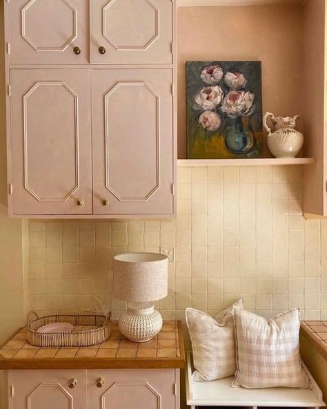 Edward Bulmer Natural Paint on Instagram: "Country Corners in 'Cuisse de Nymph Emue' 🌸 We love this pastel palette creation by @anna_bromilow brining a complete sense of tranquility. ⁠ ⁠ This colour is the prettiest of our top sellers which has been used to fantastic effect in all rooms. Soft, creamy and incredibly gentle on the eye we love to use this delicate, dusty pink to bring calm to any room. ⁠ Edward’s great hero is the architect Robert Adam who used pinks to great effect and so what Ed Rose Kitchen Cabinets, Dusty Rose Kitchen, Edward Bulmer, Pink Cabinets, Paint Mixer, Natural Paint, Timeless Interior, Eco Friendly Paint, Pastel Room