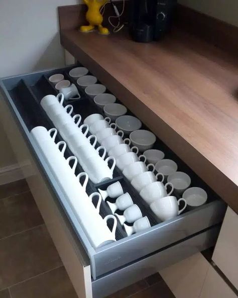 This two-tier drawer with dividers is ingeniously designed to organize a cherished mug collection. Image credit: INSTAGRAM @HOME.ORGA Cup Organizer Kitchen, Kitchen Island Dish Storage, Cups Organization Kitchen, Cups Storage Ideas, Cup Organization Kitchen, Cup Storage Ideas, Cups Storage, Coffee Mug Storage, Clever Kitchen Storage