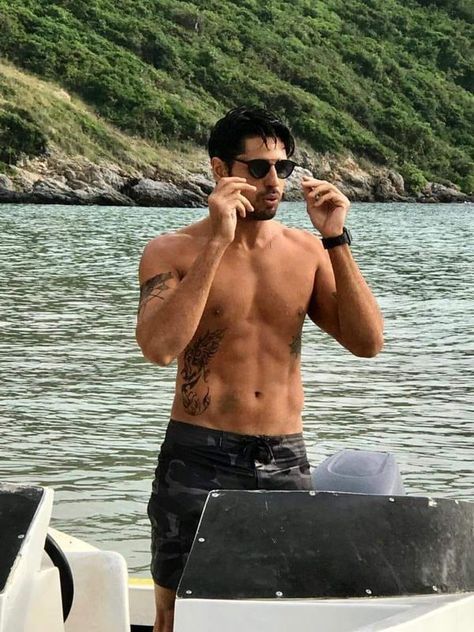 SIDHARTH MALHOTRA | Evening ❤

#photochallenge | Facebook Siddharth Malothra, Kapoor And Sons, Handsome Indian Men, Siddharth Malhotra, Sidharth Malhotra, Ripped Body, Putao, Man Crush Everyday, Indian Man