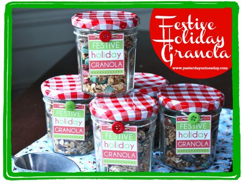 Unique Mason Jar Gift Ideas Holiday Granola, Gift Mixes, Art Ledge, Christmas Granola, Tuesday Christmas, Christmas Treats Jars, Gift Recipes, Christmas Jam, Jar Recipes