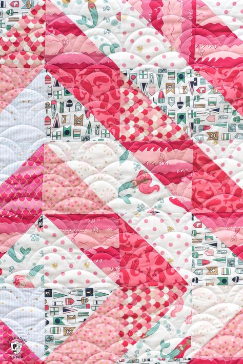 Learn how to make a simple baby quilt using half square triangles. Pattern includes 10 different half square triangle quilt layout ideas! Quilt Layout Ideas, Triangle Quilt Blocks, Simple Baby Quilt, Quilts To Make, Free Baby Quilt Patterns, Quilt Layouts, Half Square Triangle Quilts Pattern, Kid Quilts, Charm Pack Quilt Patterns