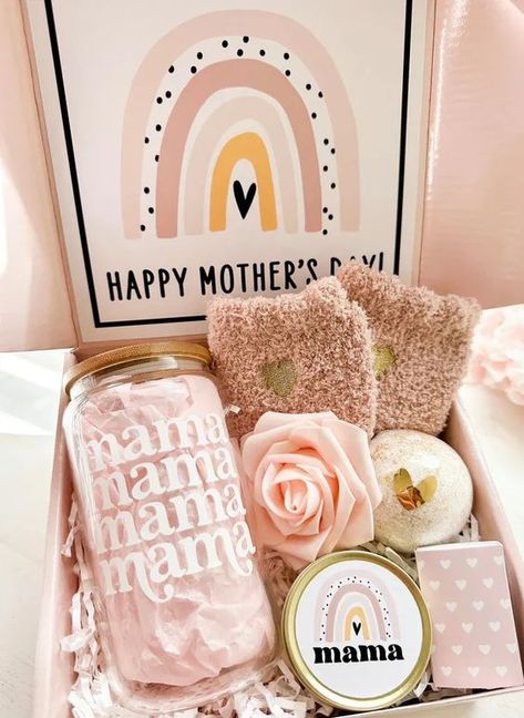 21 Insanely Cute Mother's Day Basket Ideas She'll Love Mothers Gift Basket Ideas, Mother Days Ideas, Mothers Days Gift Baskets, Present For 8 March, Mom Gift Box Ideas, Personalised Mothers Day Gift, Mother Day Box Gift Ideas, Mom Box Gift Ideas, Gift Mothers Day Ideas