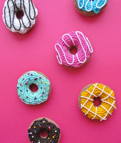 Crochet Donuts Pattern Crochet Play Food, Crochet Cake, Amigurumi Food, Donut Pattern, Crochet Patterns Free Beginner, Mode Crochet, Diy And Crafts Sewing, Crochet Food, Play Food