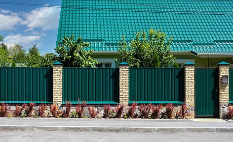 Green metal corrugated fence Sheet Metal Fence, Backyard Fence Ideas, Rock Fence, Corrugated Metal Fence, Brick Pillars, Diy Design Ideas, Galvanized Metal Wall, Corrugated Sheets, Metal Fence Panels