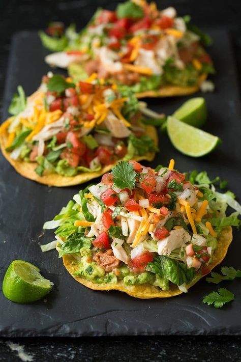 Chicken Guacamole, Tostada Recipe, Bean Tostadas, Cookies Banane, Mexican Food Recipes Appetizers, Tostada Recipes, Authentic Mexican Recipes, Chicken Tostadas, Mexican Appetizers