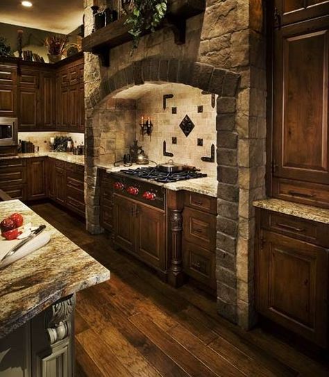 Old English Kitchen, Woods House, Old World Kitchens, Casa Hobbit, Kitchen Cabinets Pictures, English Kitchens, Tuscan Kitchen, Kitchen Backsplash Designs, Backsplash Designs