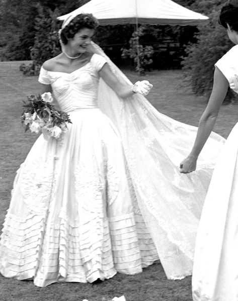 Bride Top, Jackie O Style, Iconic Weddings, Elegant Photo, Vintage Bride, Mode Vintage, Mode Inspiration, Wedding Dresses Vintage, Designer Wedding Dresses