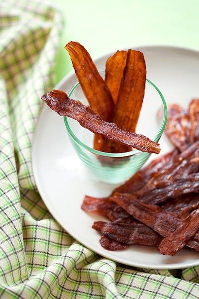 6 ways to make vegan bacon, including eggplant bacon Eggplant Bacon, Low Carb Veggie, Vegetarian Bacon, Plats Healthy, Vegan Bacon, God Mat, Brownie Cookies, Vegan Cooking, Vegan Foods