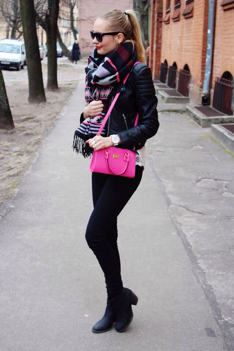 Black & pink yes Hot Pink Handbag Outfit, Pink Bag Outfit Street Styles, Hot Pink Bag Outfit, Purse Styling, Hot Pink Purse Aesthetic, Pink Purse Outfit, Pink Bag Outfit, Hot Pink Purse From Urban, Hot Pink Crossbody Bag