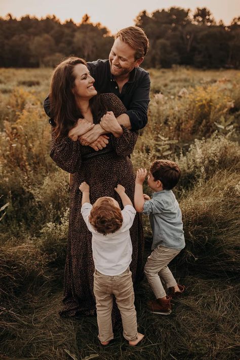 Family Of 4 Picture Poses Woods, Outdoor Brother Photo Ideas, Fall Family Of 4 Photos Outdoor, Fall Nature Family Pictures, Fall Colors Photoshoot Family, December Outdoor Family Photos, Fall Family Photos Of Five, Moody Forest Family Photoshoot, Family Photo Of 4 Ideas