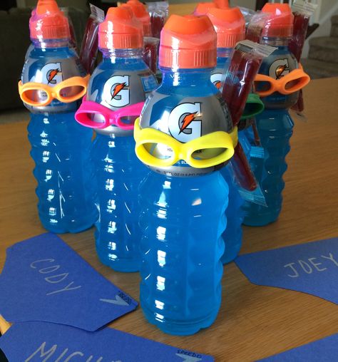 Swim Team Dessert Ideas, Swim Team Table Decorations, Senior Night Gift Ideas Swim, Senior Night Ideas Swimming, Gifts For Swimmers Diy, Swim Goodie Bags, Swim Team Locker Decorations, Swim Gifts For Seniors, Swim Team Decorations