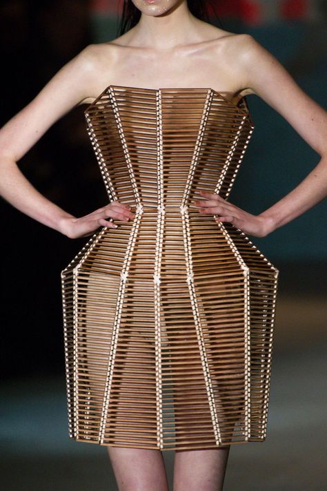 FashionArchitecture Wearable Architecture, Structured Fashion, Architectural Fashion, Wood Fashion, Tron Legacy, Sculptural Fashion, Geometric Fashion, Conceptual Fashion, Structured Dress