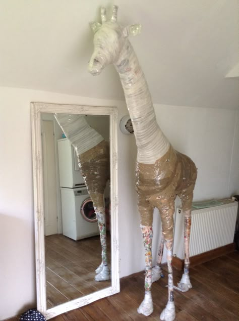 Paper Mache Giraffe, Diy Giraffe, Paper Mache Recipe, Animal Decorations, Paper Mache Animals, Cardboard Crafts Diy, Cardboard Sculpture, Paper Mache Sculpture, Paper Mache Art