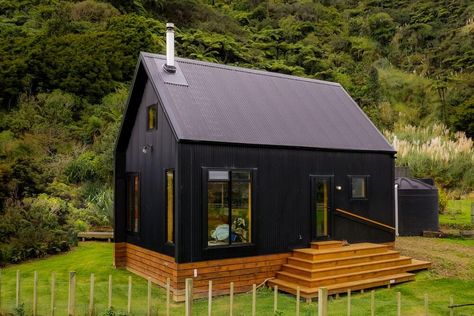 Cabin By The River, Black Cabin, Off Grid House, Tiny House Exterior, Off Grid Cabin, Cabin Exterior, Modern Tiny House, Tiny Cabin, Shed Homes