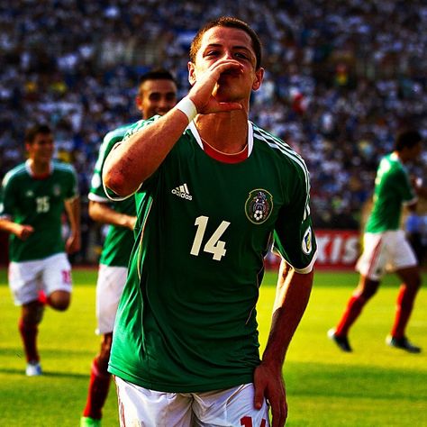 Javier "Chicharito" Hernández en celebración de gol #PasiónQueNosUne #Jugamos12 #seleccionmexicana #mexico #futbol #soccer #sports Mexican Soccer Players, Football Celebrations, World Cup Teams, Mexico Soccer, Good Soccer Players, Charli D'amelio Rare, Soccer Fans, Soccer Player, Uefa Champions League