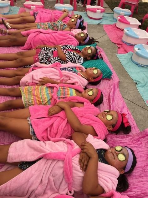 Girls enjoying a pampering spa day outside Spa For Kids Ideas, Spa Crafts For Kids, Slumber Party Ideas For Kids, Barbie Slumber Party Ideas, Kid Spa Party, Kids Spa Party Ideas, Barbie Spa Birthday Party, Spa Birthday Party Ideas For Kids, Spa Party For Kids