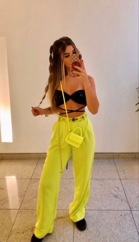 Outdoor Pop Concert Outfit, Odessa Concert Outfit, Reggaeton Concert Hairstyle, Coldplay Hairstyle, Hair Styles For Bad Bunny Concert, Reggaeton Hairstyle, Bad Bunny Party Outfit, Concert Outfit Latin, Joker Out Concert Outfits