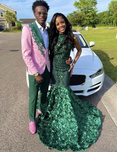 Pink And Green Prom Couple, Prom Colors For Couples, Green Prom Couple, Pink Prom Couple, Hc Dresses, Prom Outfit Ideas, Couples Prom, Prom Dates, Girl Prom